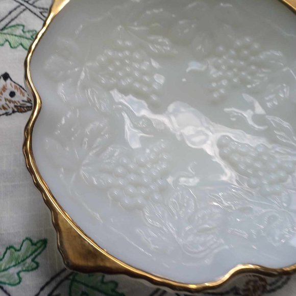 Retro MCM Footed Milk Glass Bowl Gold Rim Embossed Grape Pattern Anchor Hocking - Picture 7 of 8